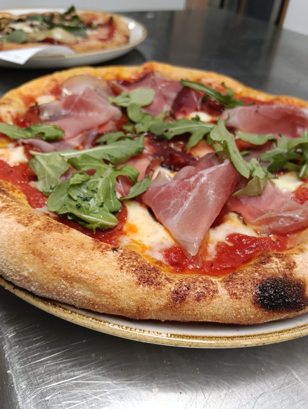 Pizza jambon de Parme et roquette