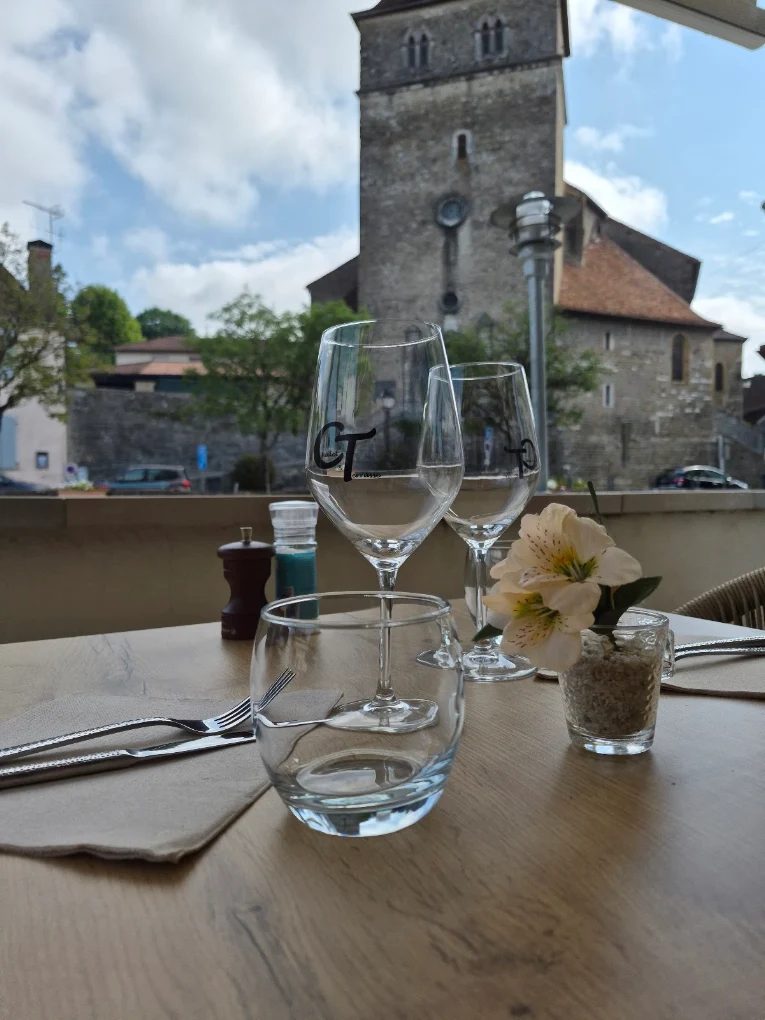 La terrasse de La Terrasse, au bord du Saleys face à Saint-Vincent, à Salies-de-Béarn
